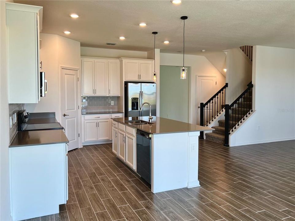 Active With Contract: $3,900 (5 beds, 3 baths, 3296 Square Feet)