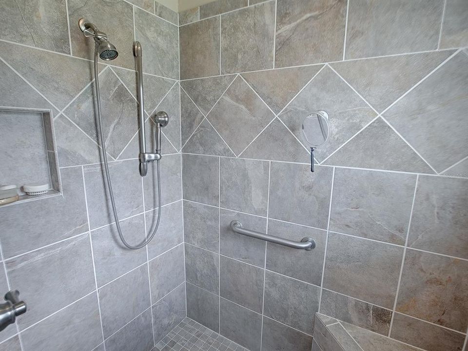 LARGE WALK-IN ROMAN SHOWER.