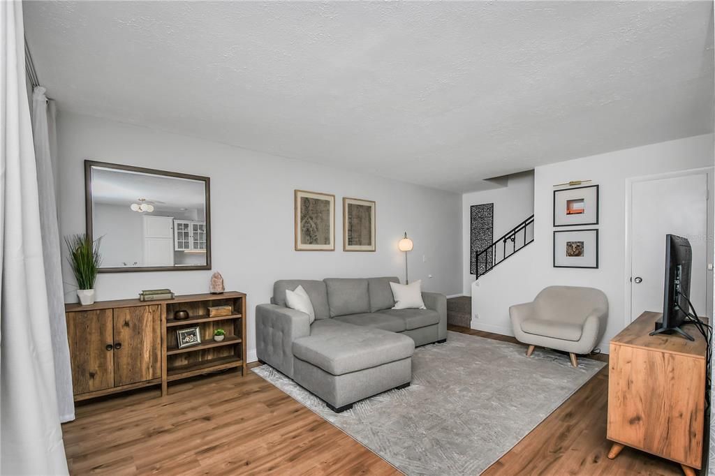 Active With Contract: $265,000 (2 beds, 1 baths, 803 Square Feet)