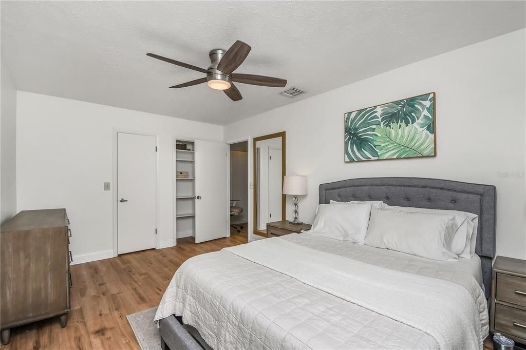 Active With Contract: $265,000 (2 beds, 1 baths, 803 Square Feet)