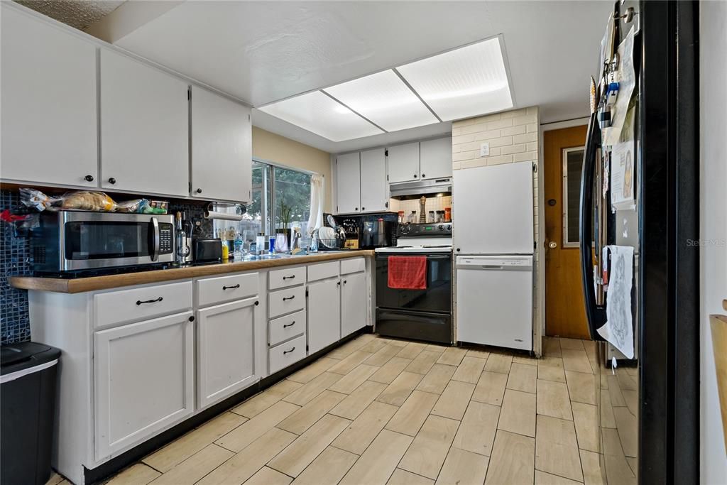 For Sale: $250,000 (2 beds, 1 baths, 848 Square Feet)