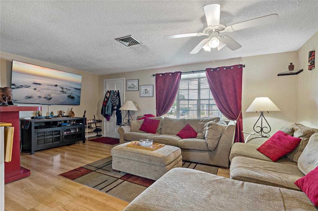 For Sale: $250,000 (2 beds, 1 baths, 848 Square Feet)