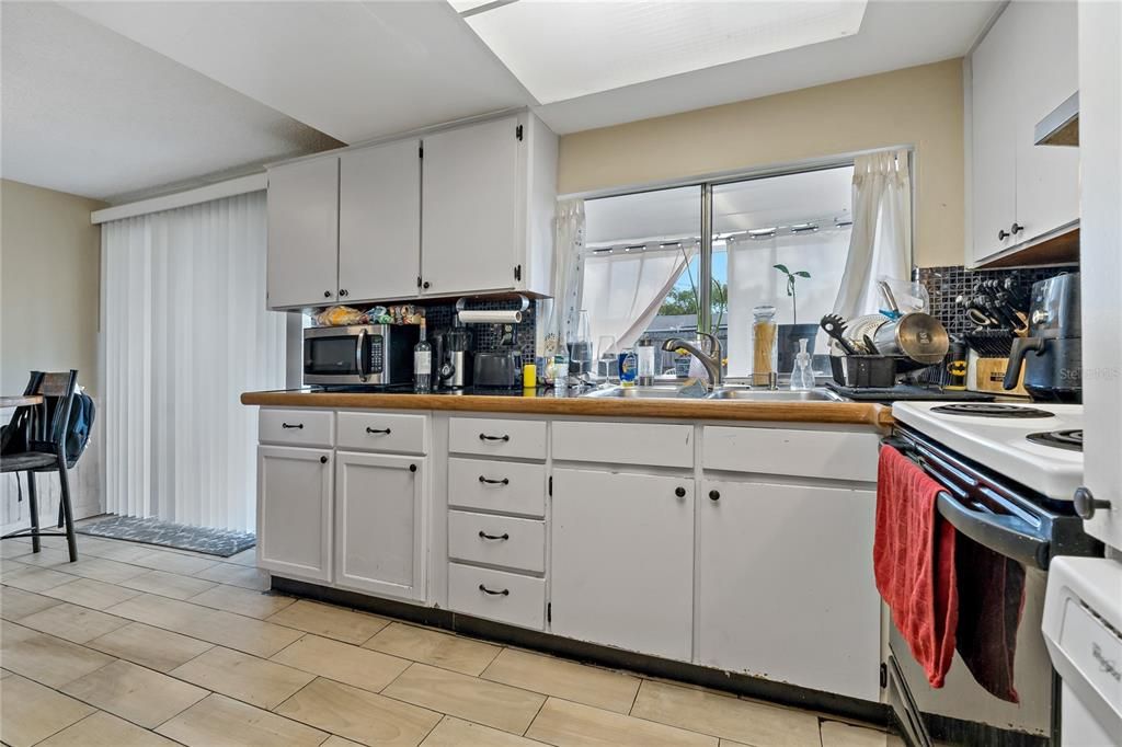 For Sale: $250,000 (2 beds, 1 baths, 848 Square Feet)