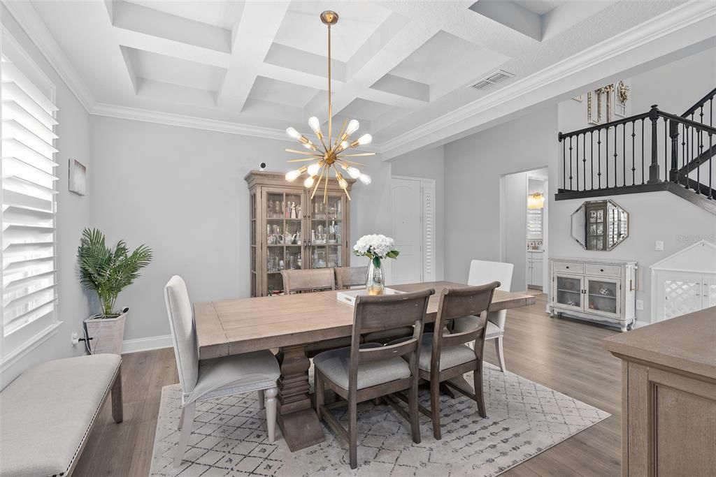 Dining room with tray ceiling