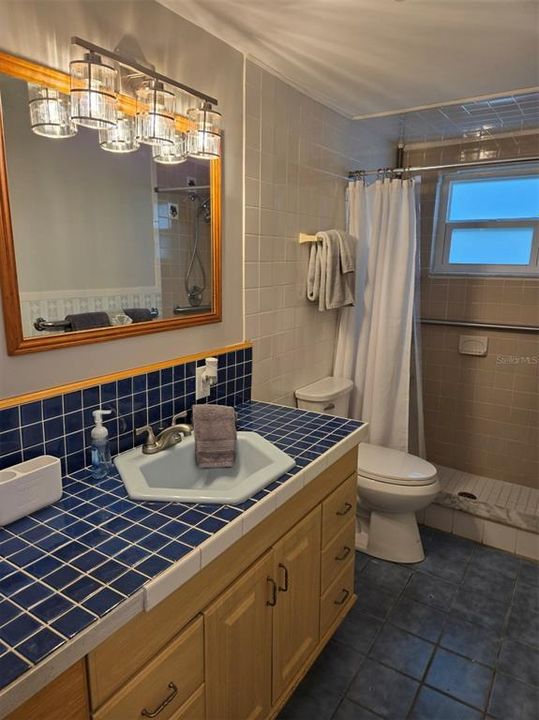 Good size Hall Bathroom with Tub/Shower