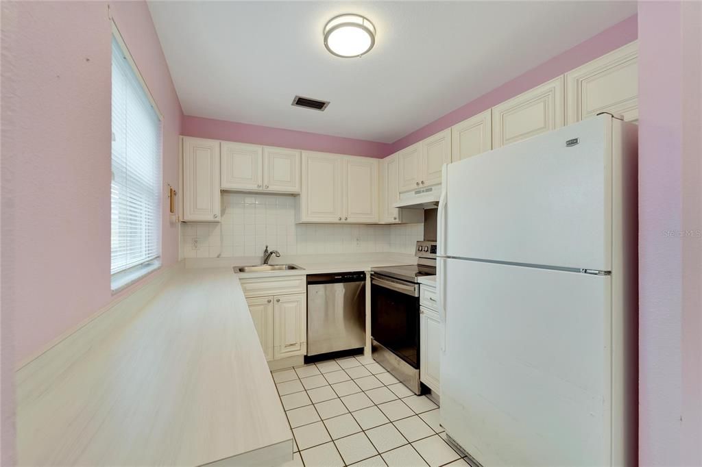 For Sale: $149,900 (2 beds, 2 baths, 984 Square Feet)