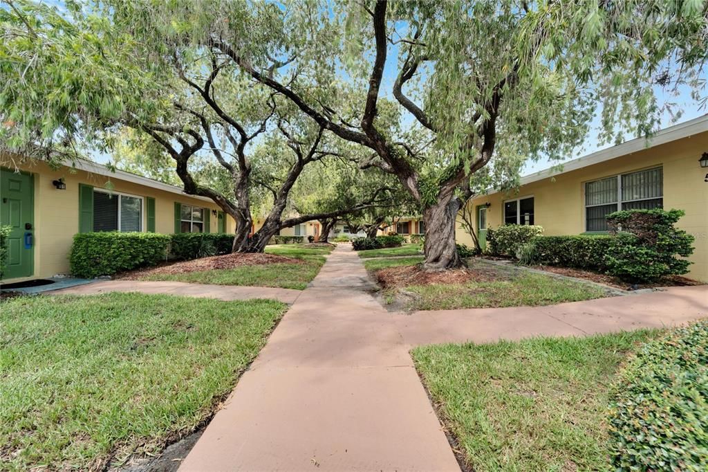 For Sale: $149,900 (2 beds, 2 baths, 984 Square Feet)