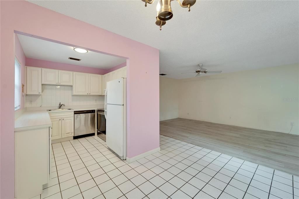 For Sale: $149,900 (2 beds, 2 baths, 984 Square Feet)