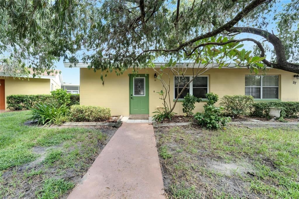 For Sale: $149,900 (2 beds, 2 baths, 984 Square Feet)