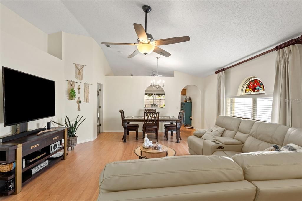 For Sale: $320,000 (3 beds, 2 baths, 1292 Square Feet)