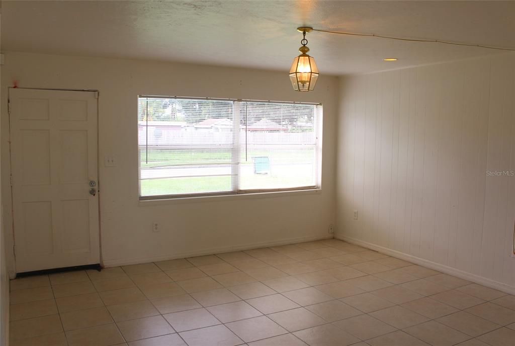 Active With Contract: $1,800 (3 beds, 2 baths, 975 Square Feet)