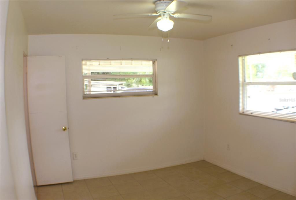 Active With Contract: $1,800 (3 beds, 2 baths, 975 Square Feet)