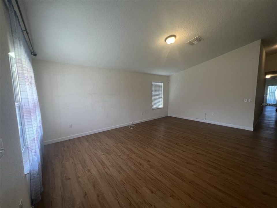 For Rent: $1,800 (3 beds, 2 baths, 1155 Square Feet)