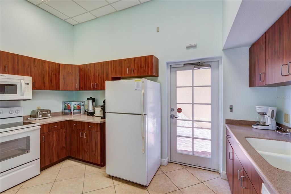 For Sale: $800,000 (2 beds, 1 baths, 840 Square Feet)