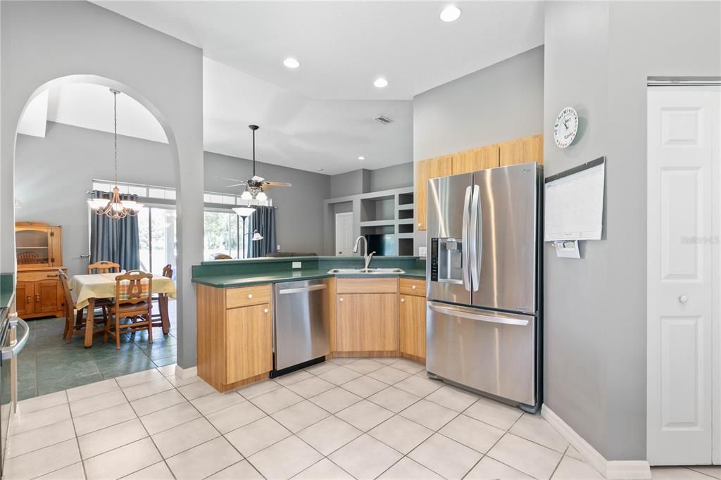 For Sale: $329,900 (2 beds, 2 baths, 1772 Square Feet)