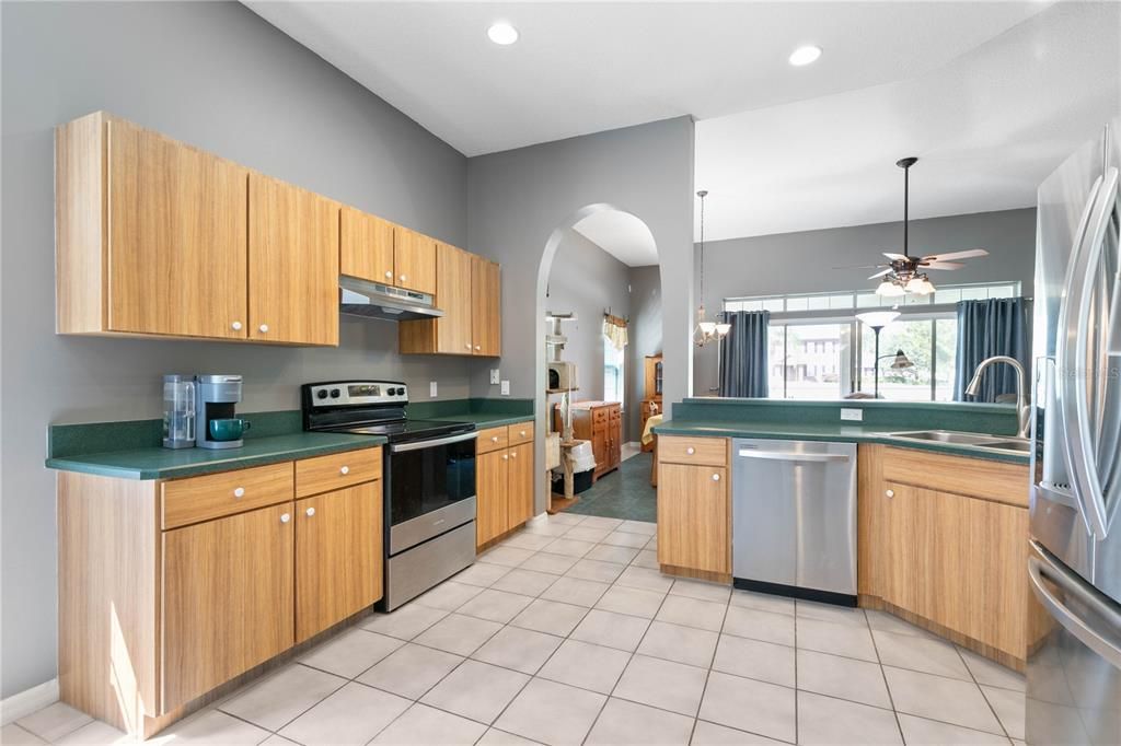 For Sale: $329,900 (2 beds, 2 baths, 1772 Square Feet)