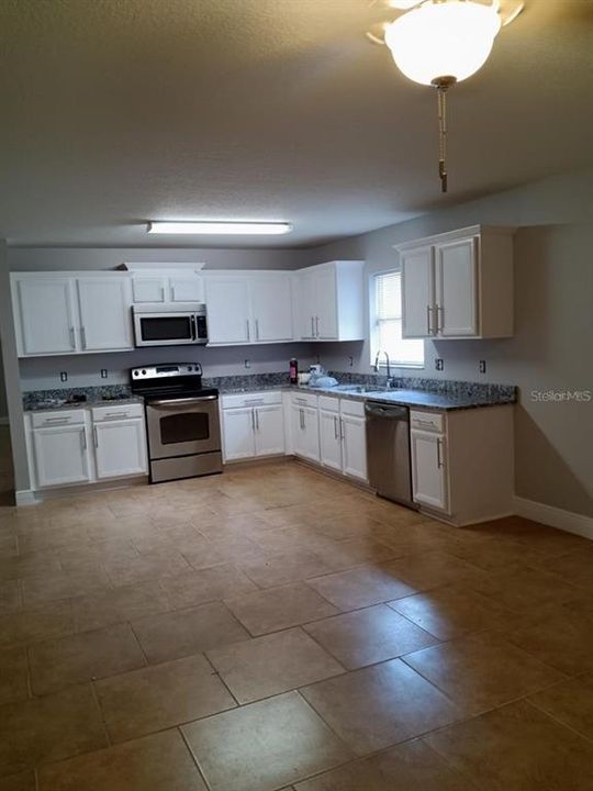 For Rent: $2,500 (4 beds, 2 baths, 1929 Square Feet)