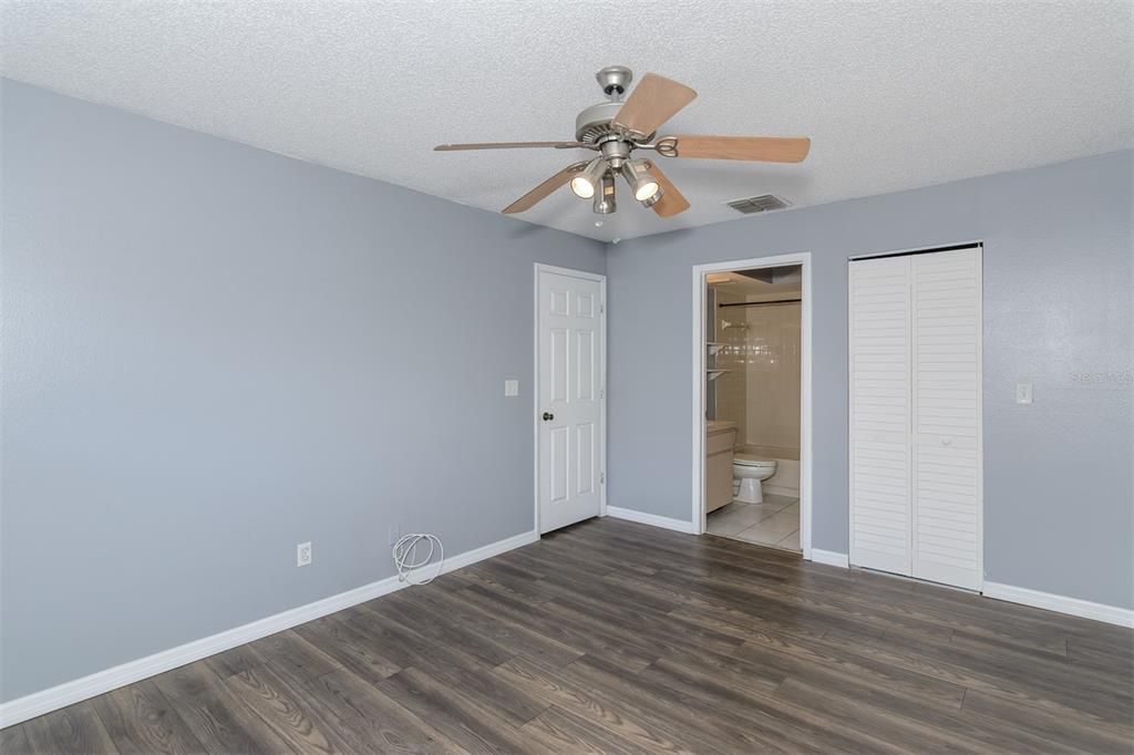 Active With Contract: $209,900 (2 beds, 2 baths, 900 Square Feet)