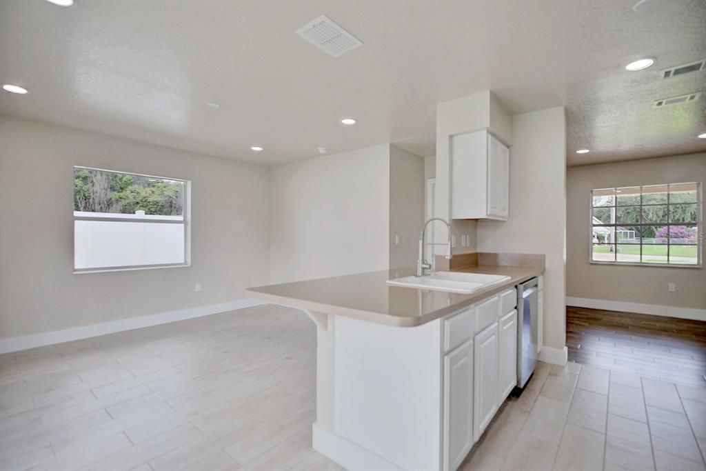 For Sale: $258,300 (3 beds, 2 baths, 1371 Square Feet)