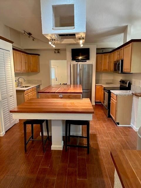 For Rent: $4,950 (4 beds, 3 baths, 2269 Square Feet)