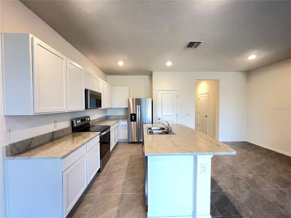 For Rent: $2,100 (3 beds, 2 baths, 1673 Square Feet)