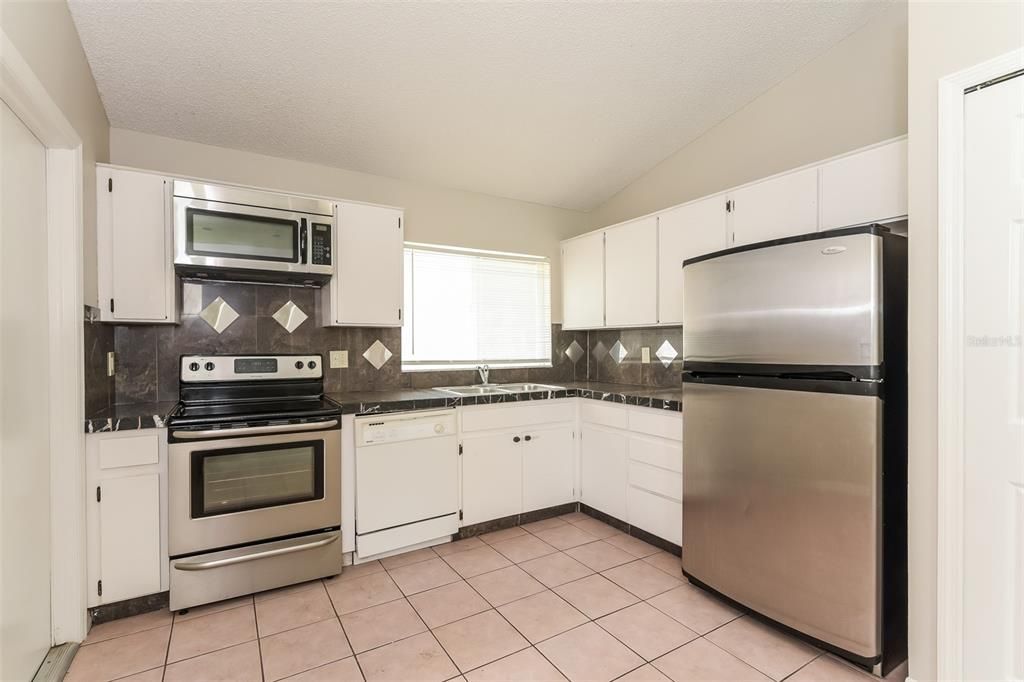 For Rent: $1,825 (3 beds, 2 baths, 1307 Square Feet)