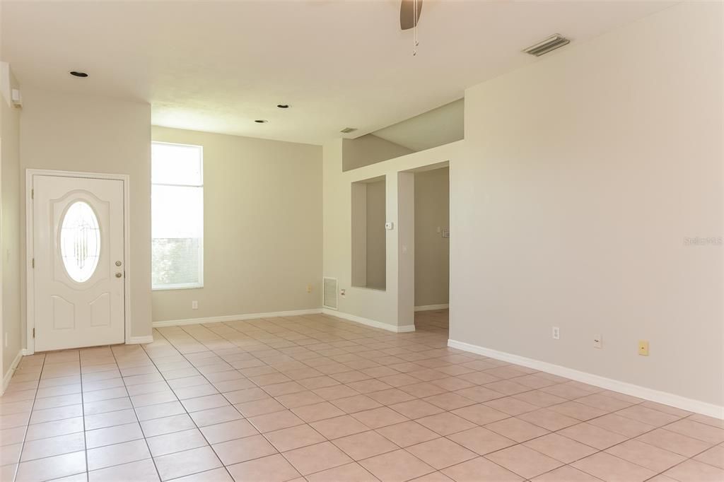 For Rent: $1,825 (3 beds, 2 baths, 1307 Square Feet)