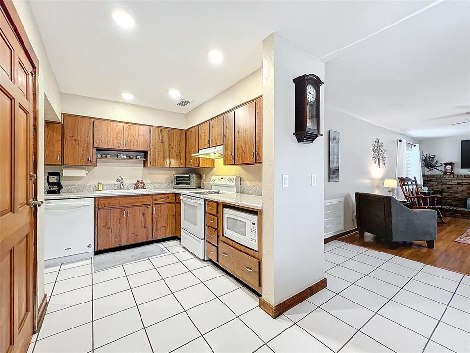 For Sale: $369,000 (2 beds, 2 baths, 1177 Square Feet)