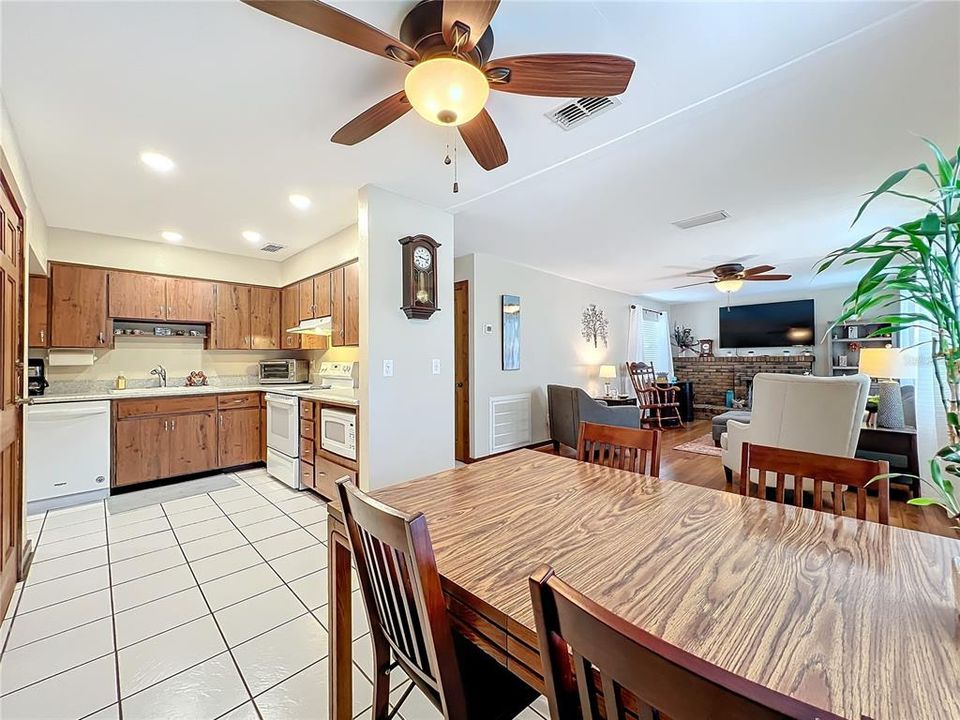 For Sale: $369,000 (2 beds, 2 baths, 1177 Square Feet)