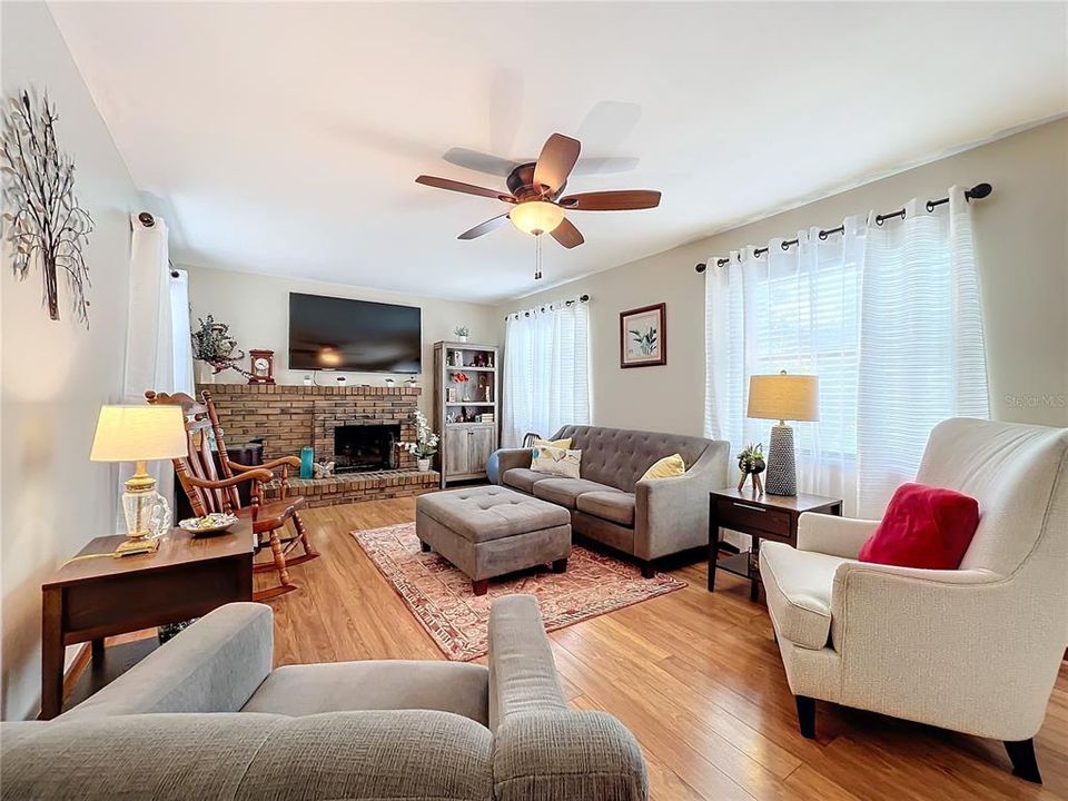 For Sale: $369,000 (2 beds, 2 baths, 1177 Square Feet)