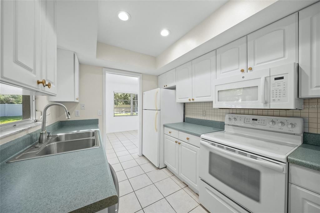 Active With Contract: $425,000 (2 beds, 2 baths, 1247 Square Feet)