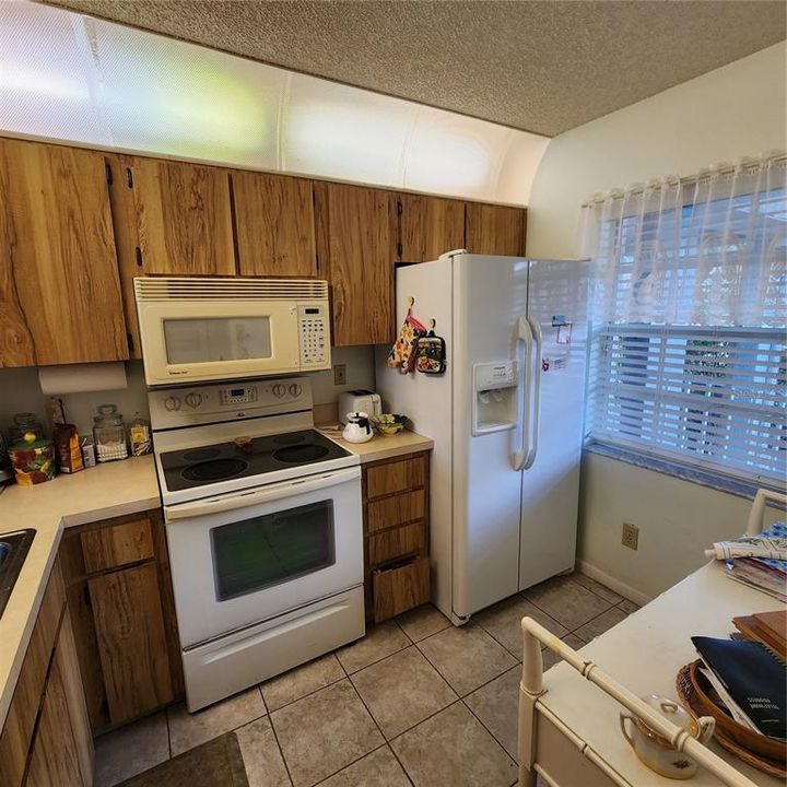 For Sale: $180,000 (2 beds, 2 baths, 835 Square Feet)