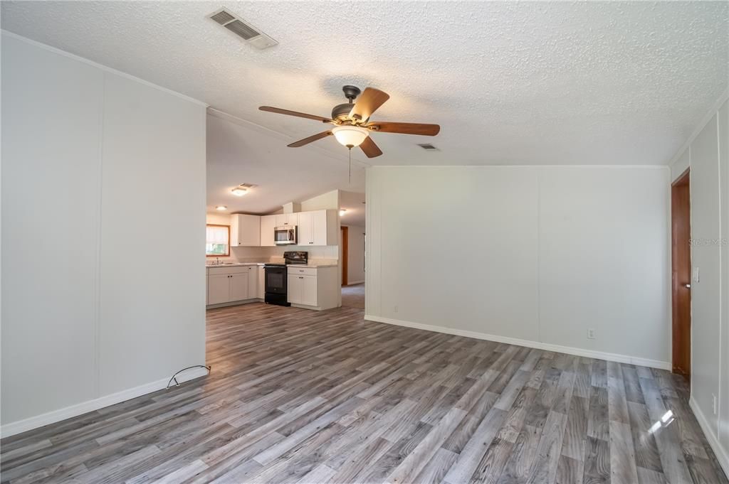 Active With Contract: $169,900 (3 beds, 2 baths, 1498 Square Feet)