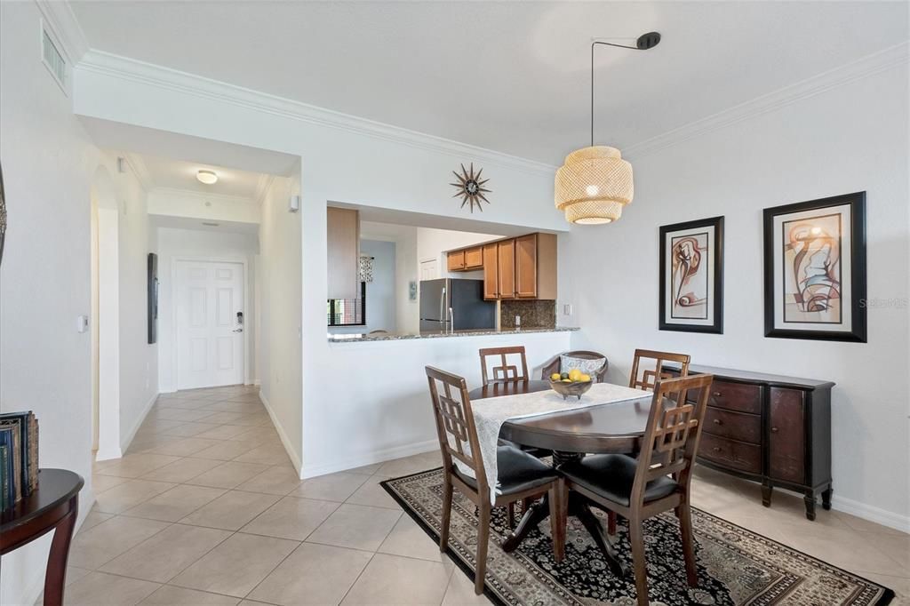 For Sale: $289,000 (2 beds, 2 baths, 1121 Square Feet)