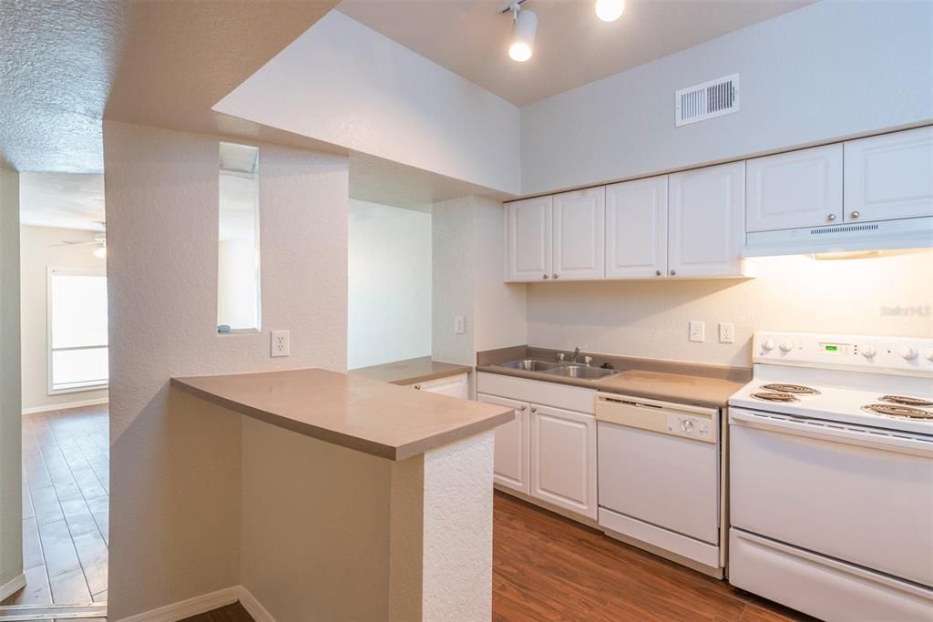 For Rent: $1,750 (1 beds, 1 baths, 721 Square Feet)