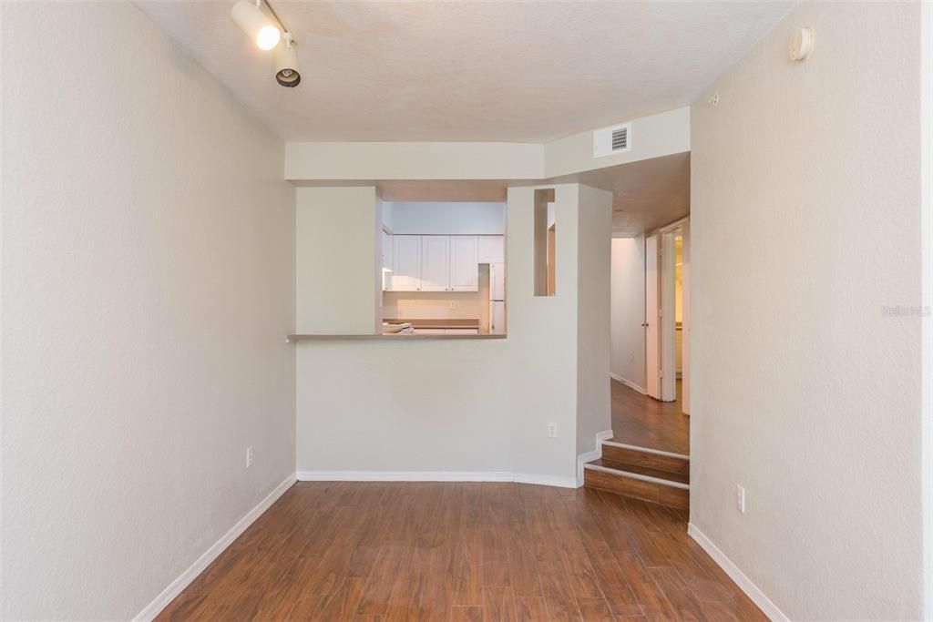 For Rent: $1,750 (1 beds, 1 baths, 721 Square Feet)