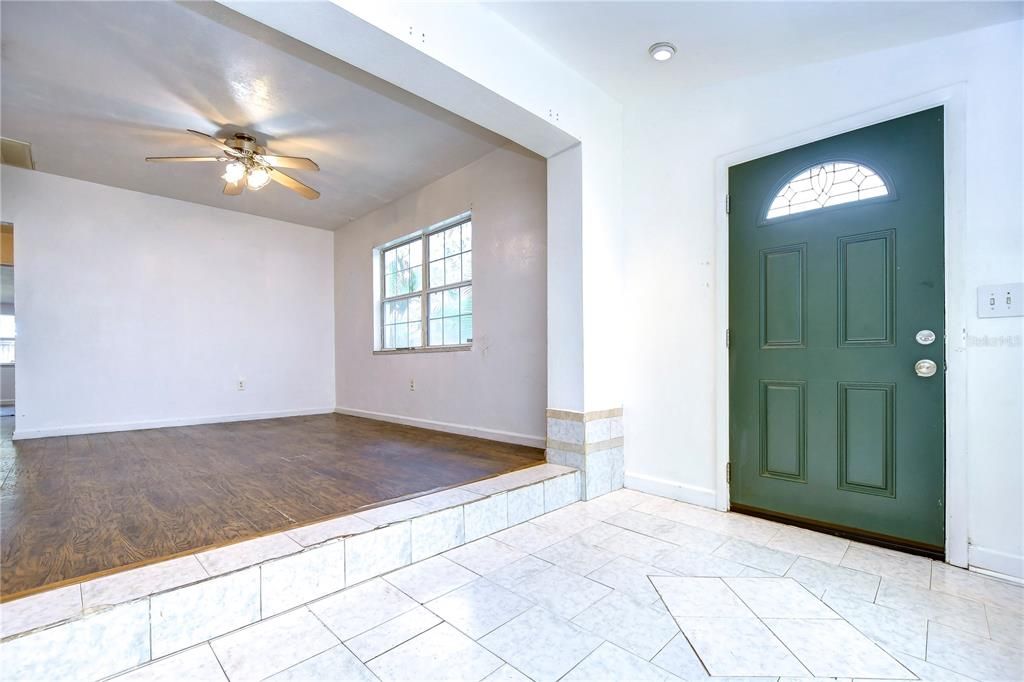 Active With Contract: $2,100 (3 beds, 2 baths, 1019 Square Feet)