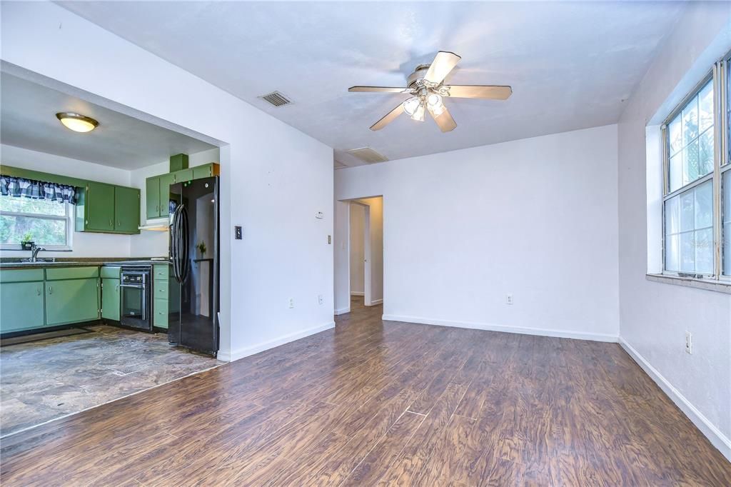 Active With Contract: $2,100 (3 beds, 2 baths, 1019 Square Feet)