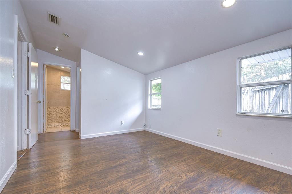 Active With Contract: $2,100 (3 beds, 2 baths, 1019 Square Feet)