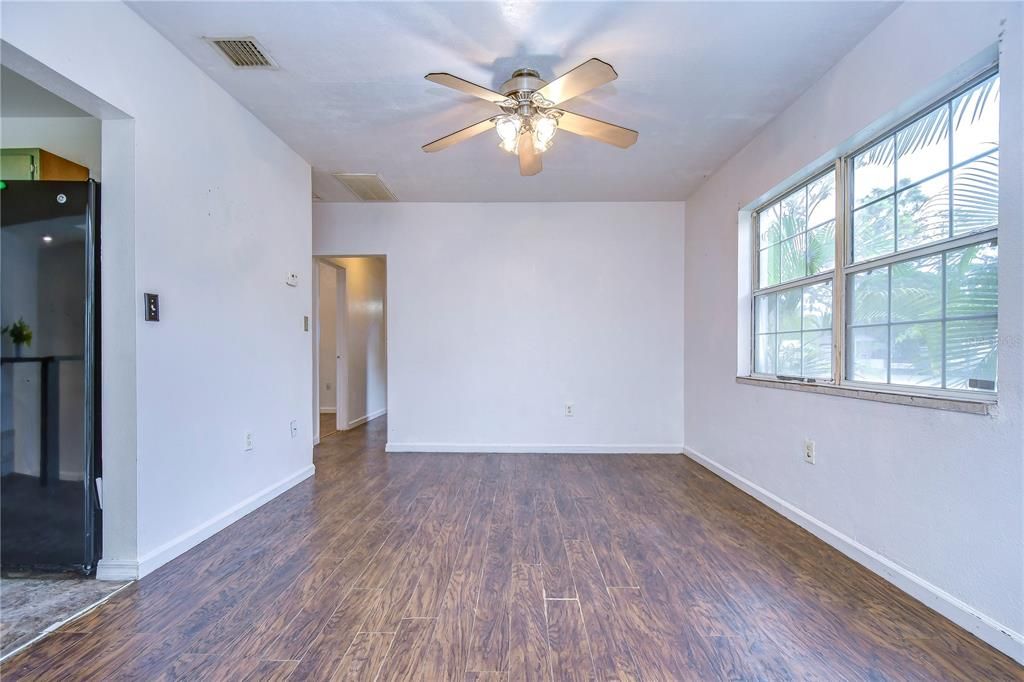 Active With Contract: $2,100 (3 beds, 2 baths, 1019 Square Feet)