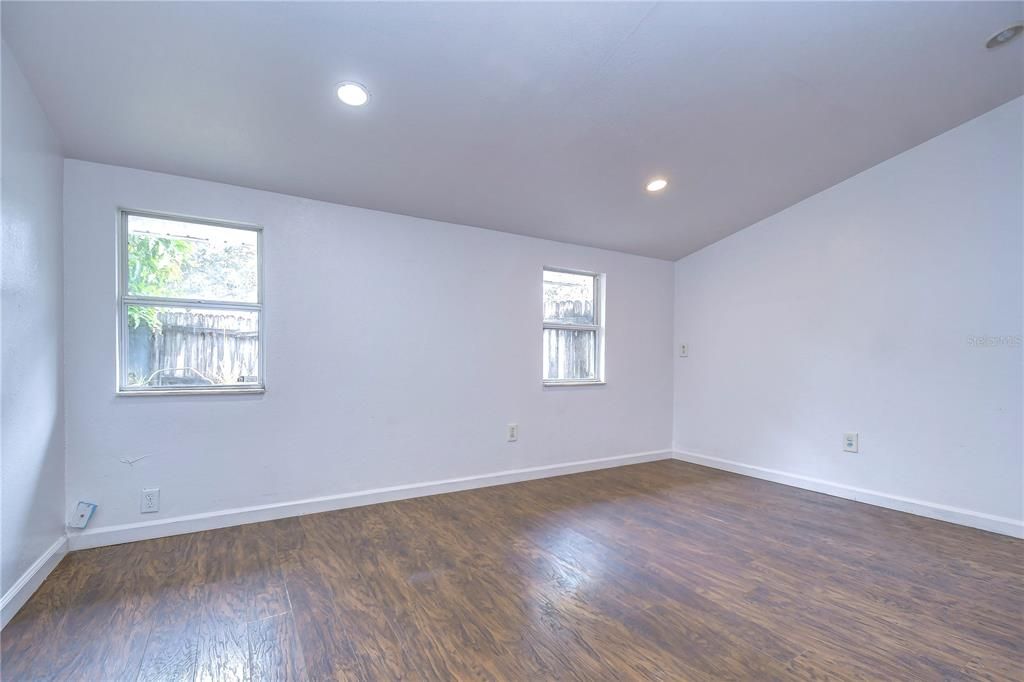 Active With Contract: $2,100 (3 beds, 2 baths, 1019 Square Feet)