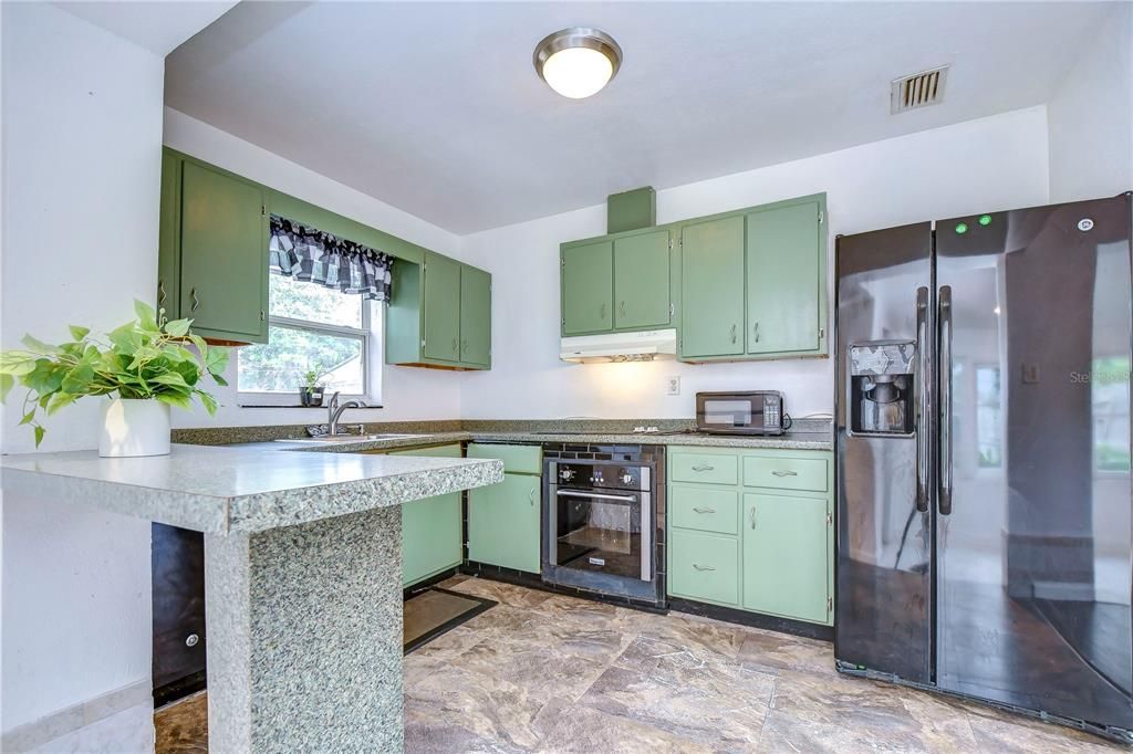 Active With Contract: $2,100 (3 beds, 2 baths, 1019 Square Feet)