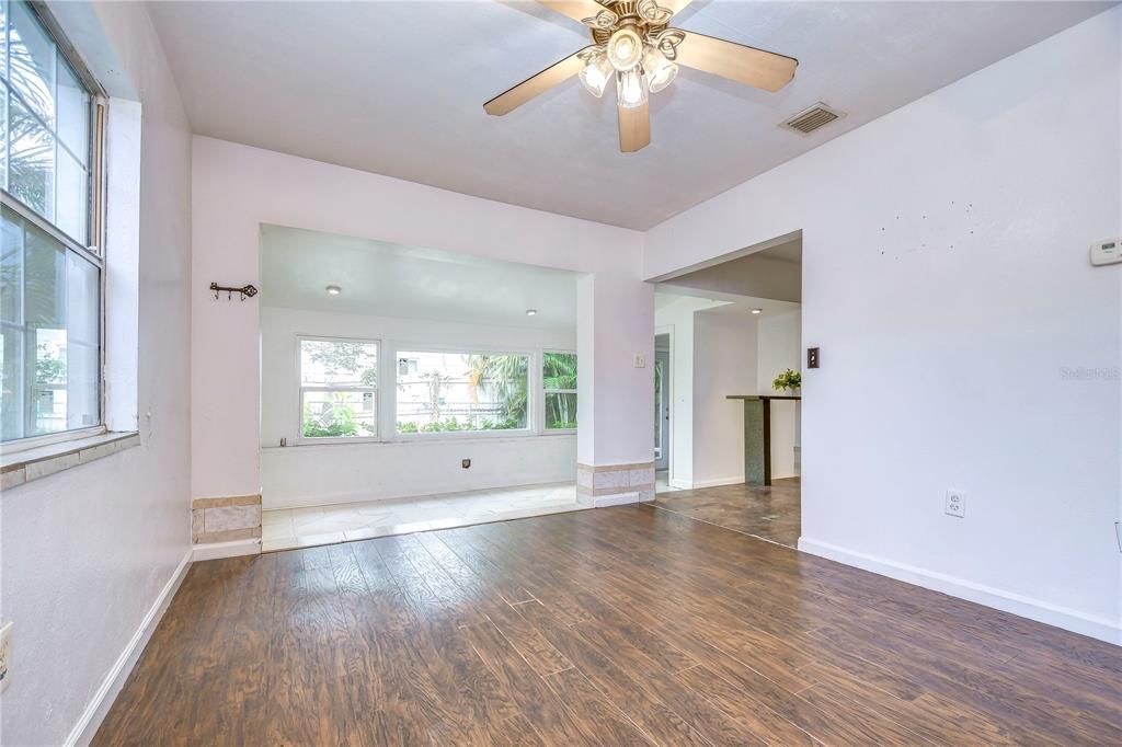 Active With Contract: $2,100 (3 beds, 2 baths, 1019 Square Feet)