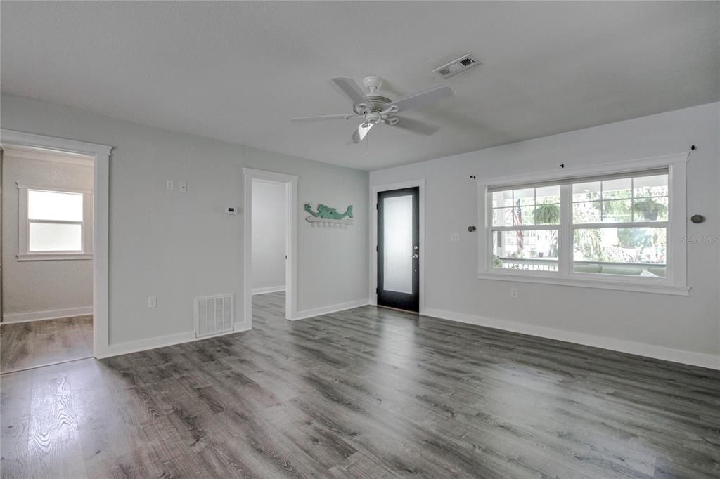 For Sale: $294,000 (2 beds, 1 baths, 768 Square Feet)