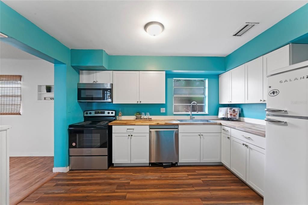 For Sale: $450,000 (2 beds, 2 baths, 1084 Square Feet)