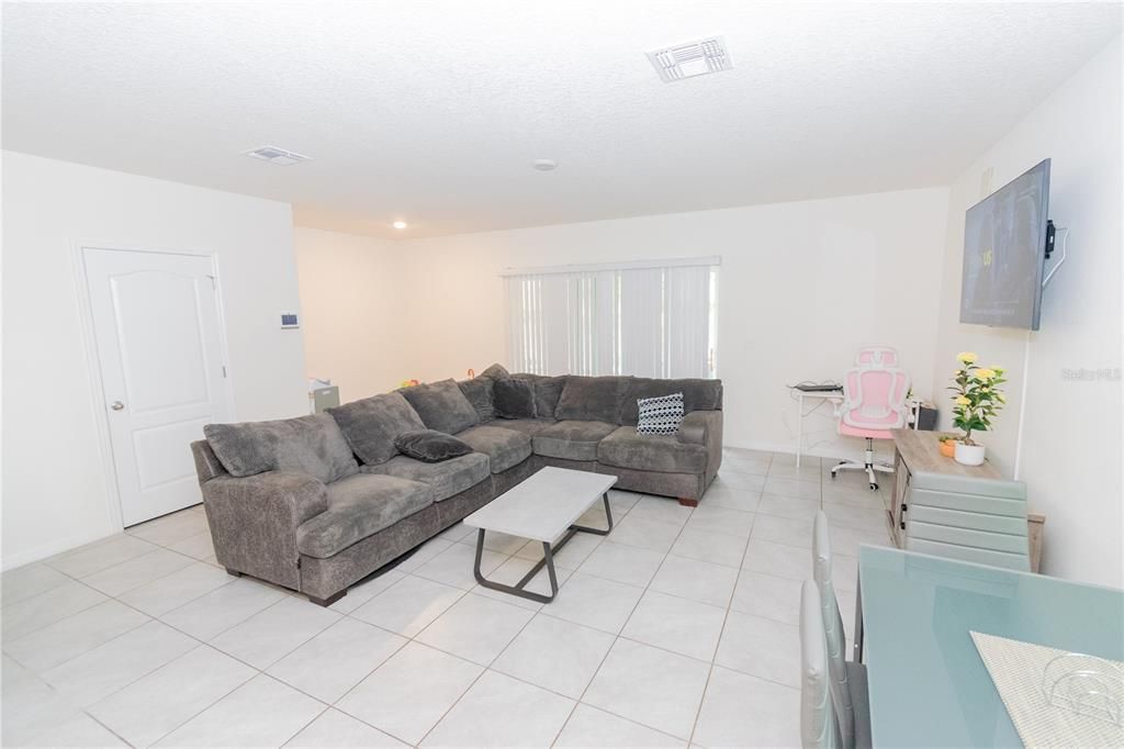 For Sale: $410,000 (3 beds, 2 baths, 1667 Square Feet)