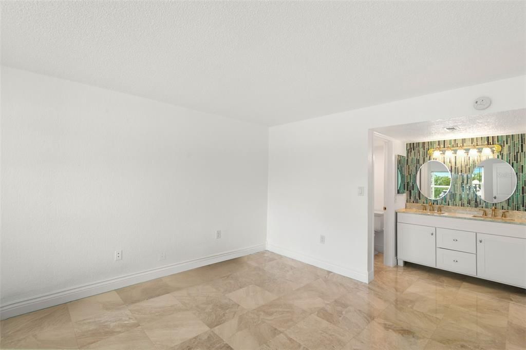 For Sale: $279,900 (2 beds, 2 baths, 975 Square Feet)