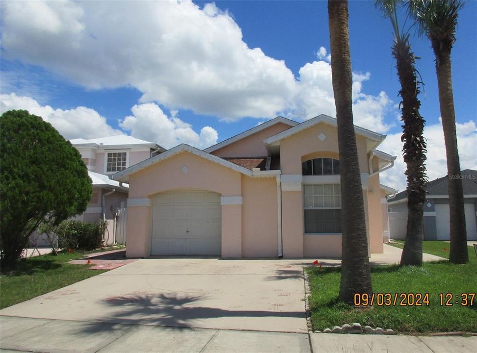 Active With Contract: $1,995 (3 beds, 2 baths, 1392 Square Feet)