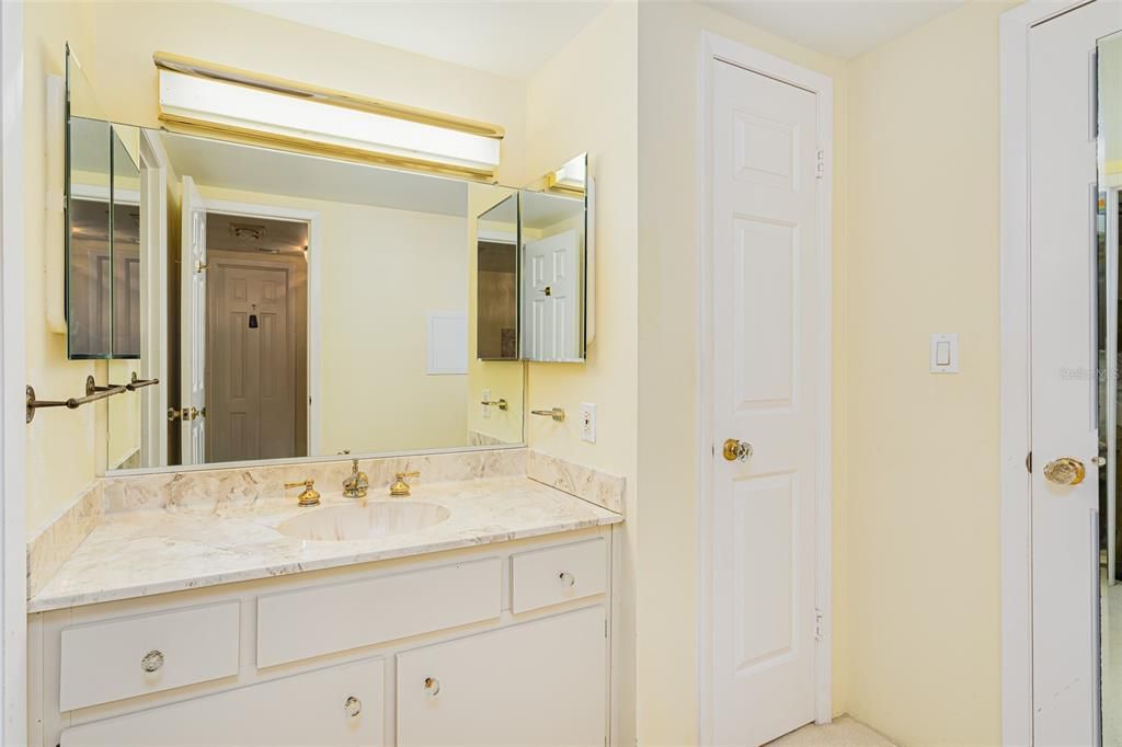 MASTER BEDROOM BATHROOM