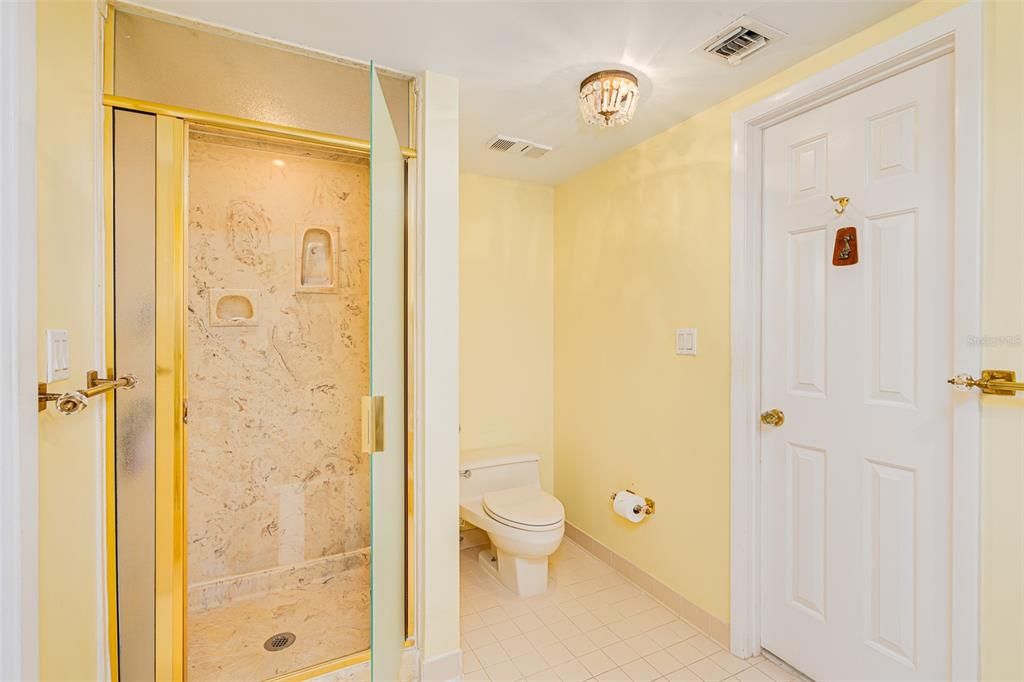 MASTER BEDROOM BATHROOM